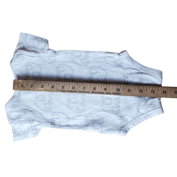 White Baby Gerber Onesie With Gray Elephant Print. 3-6 mo. B0024 - Picture 7 of 9